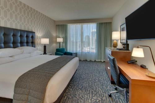 纳什维尔Drury Plaza Hotel Nashville Downtown的大型酒店客房设有一张大床和一张书桌