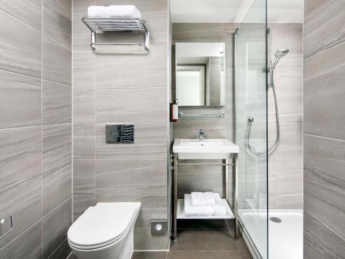纽波特Mercure Newport的浴室配有卫生间水槽和淋浴。