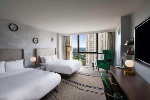 亚特兰大The Starling Atlanta Midtown, Curio Collection by Hilton的酒店客房设有两张床和大窗户。
