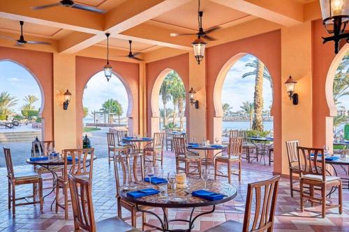 考拉亚湾Steigenberger Coraya Beach - Adults Friendly 16 Years Plus的庭院内带桌椅的餐厅