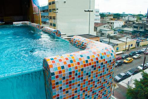 瓜亚基尔FORTICH APART HOTEL的大楼顶部的大型游泳池