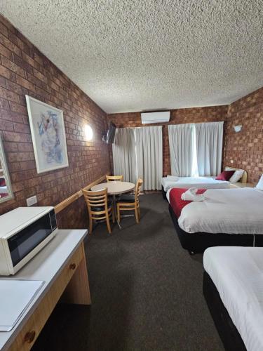 谢珀顿庭院汽车旅馆的酒店客房设有两张床和一张桌子。
