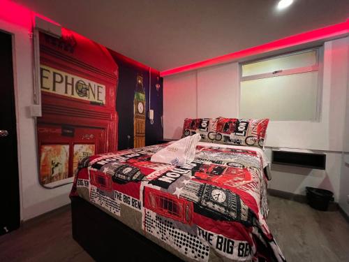 波哥大Dubai VIP Motel的一间卧室配有一张带被子和枕头的床
