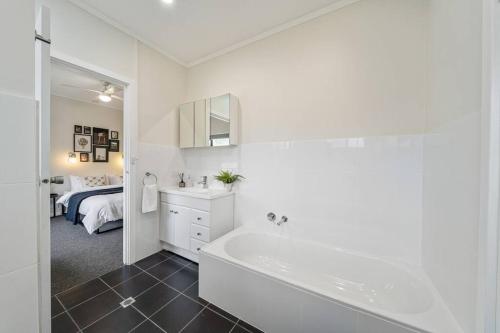 WillungaWillunga House - Fireplace Vineyard Views的带浴缸的白色浴室和卧室
