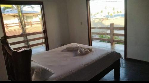 伊列乌斯Santorini Hospedaria的一间卧室配有一张床,享有海滩美景