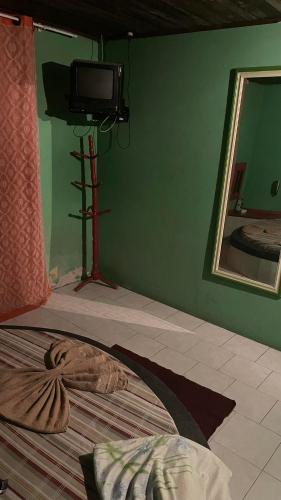奥索里乌Motel Casarão的配有电视和带镜子的床的房间