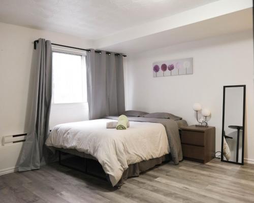 蒙特利尔Cozy studio apartment - 240的一间卧室设有一张大床和一个窗户。