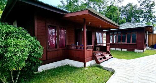 TapokrengRaflow Resort Raja Ampat的小型木屋设有门廊和阳台