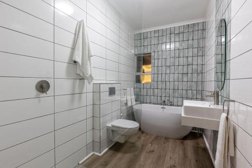 德班Ocean Villa的白色的浴室设有卫生间和水槽。