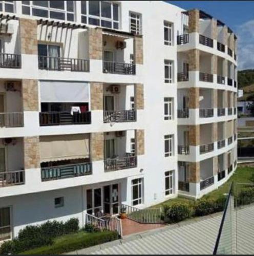 卡博尼格洛Mirador Golf Cabo Negro的公寓大楼的一侧设有阳台。