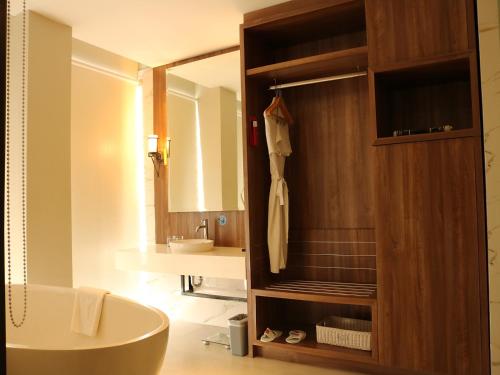 BatusangkarEmersia Hotel & Resort Batusangkar的带浴缸和盥洗盆的浴室