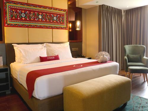 BatusangkarEmersia Hotel & Resort Batusangkar的一间卧室配有一张大床,上面有泰迪熊