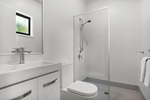 埃尔利海滩奇帕拉热带雨林旅馆的白色的浴室设有卫生间和淋浴。