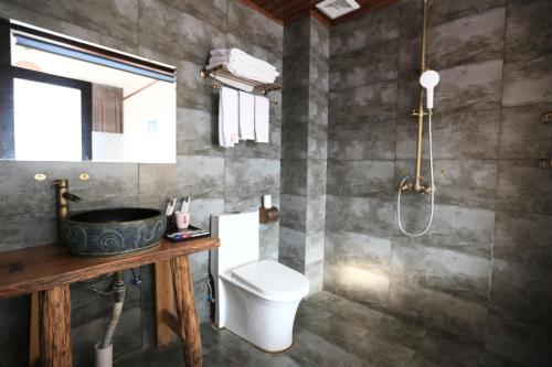 阳朔阳朔小龙河酒店的浴室配有卫生间、盥洗盆和淋浴。
