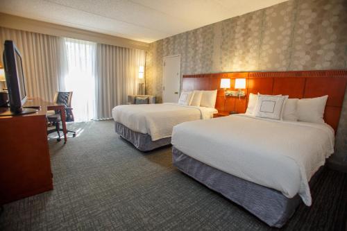 亚特兰大万怡酒店亚特兰大诺斯莱克的酒店客房配有两张床和一张书桌