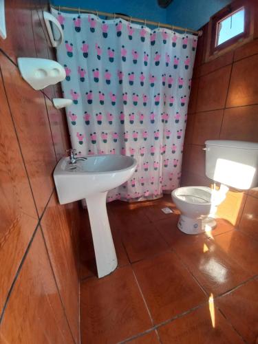 卡奇Casa de familia的一间带水槽和卫生间的浴室