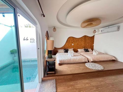 格兰岛Lala Villa Koh Larn的一间卧室设有一张床和一个游泳池
