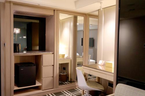 台中市悦乐旅馆 - 台中文心的客房内的浴室设有一张桌子和镜子