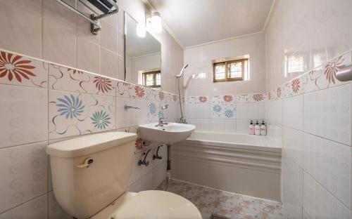 首尔Sinchon Gaon Hostel的白色的浴室设有卫生间和水槽。