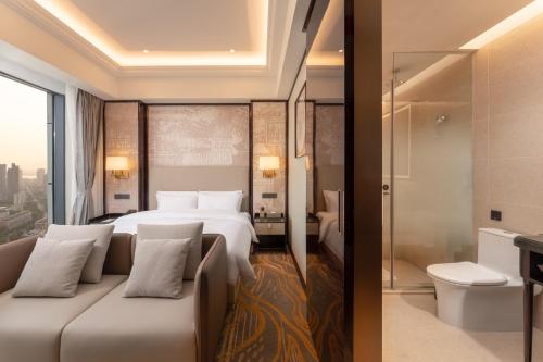 杭州杭州滨江开元名都大酒店的酒店客房配有一张床和淋浴