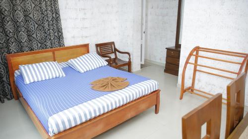 代希瓦勒希尔街旅舍的一间卧室配有一张带蓝色和白色条纹床垫的床