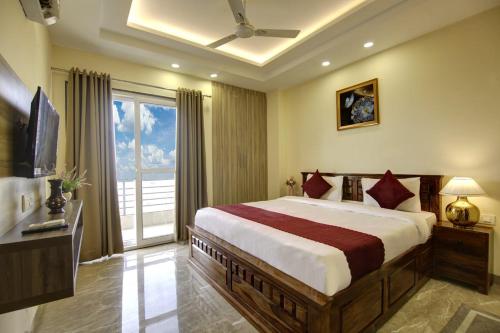 LIMEWOOD STAY GOLD HOTEL & 1BHK APARTMENT NEAR ARTEMIS HOSPITAL & Golf Course Road