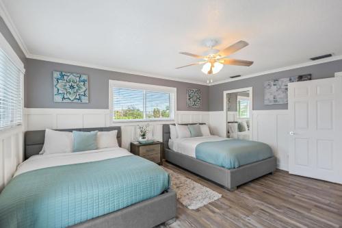 克利尔沃特Villa Azule的一间卧室配有两张床和吊扇