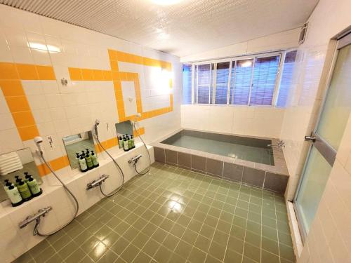 南鱼沼市ロッジＴＯＮＢＯ・石打的带浴缸和浴缸的浴室