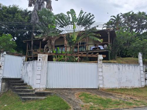 里约达欧特拉斯Casa da Praia em Costazul的白色围栏后有门的房子
