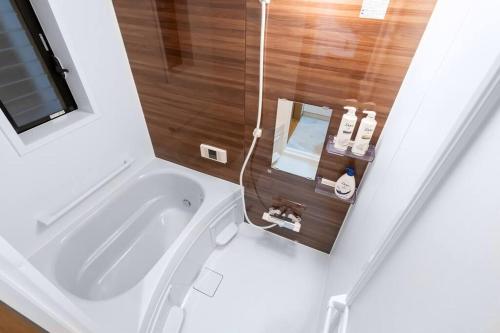 东京匯家風花ビル的浴室配有白色水槽和淋浴。