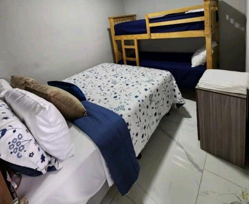 松索纳特marhabibi home的一间卧室配有两张床和一张双层床。