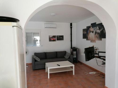 AlmogíaBelvilla by OYO Casa de Aguila的客厅配有沙发和桌子