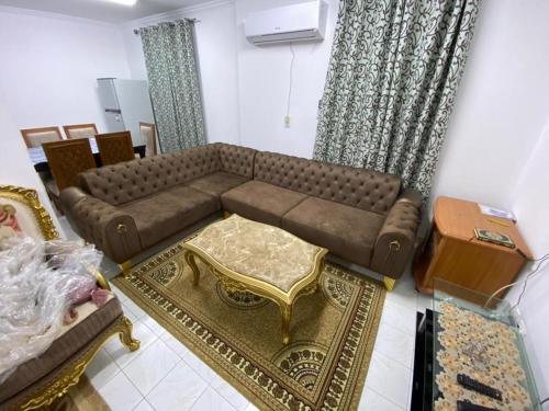 开罗beat的客厅配有沙发和桌子