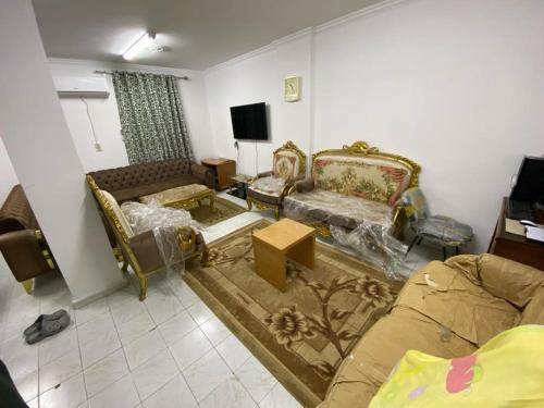 开罗beat的客厅配有两张沙发和一台电视机