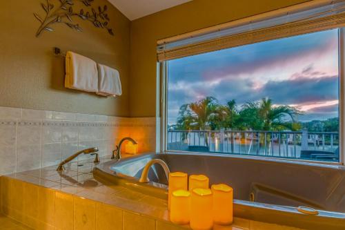 克利尔沃特Villa Azule的带浴缸的浴室和美景窗户。