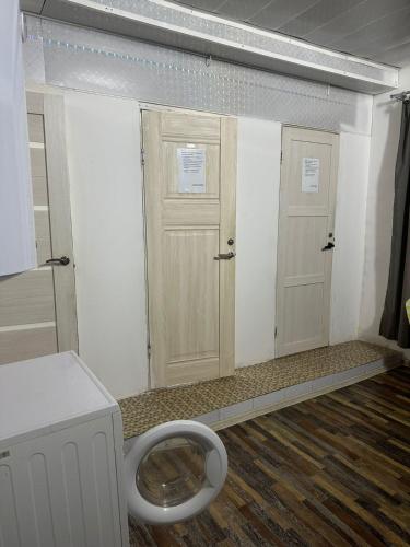 阿拉木图ДОМ Hostel的浴室设有两扇门和卫生间。