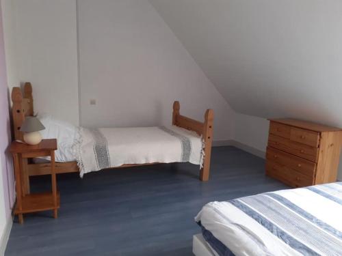 HablovilleMaison chaleureuse en Normandie的一间小卧室,配有两张床和床头柜