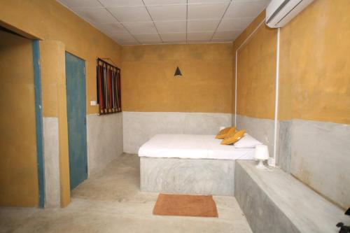 RambukkanaHimawwa Residency Pinnawala的小房间,角落里设有一张床