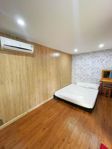 头顿Thùng Thép Homestay的卧室配有白色的床和墙壁