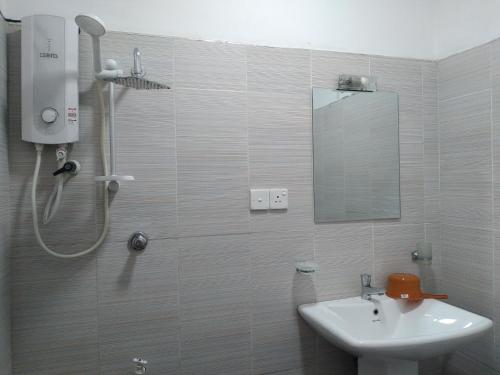 康提Kandy IVY Mountain View Resort的浴室配有盥洗盆和带镜子的淋浴