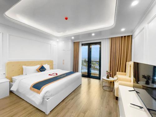 河内Chemi Noi Bai Airport Hotel的酒店客房,配有床和电视