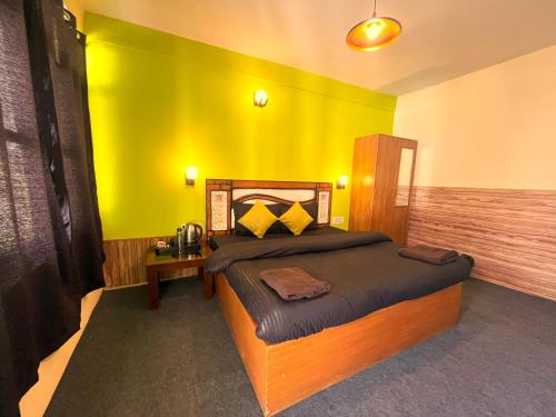 马拉里Trippy Turtle Hostel的一间卧室配有一张黄色墙壁的床