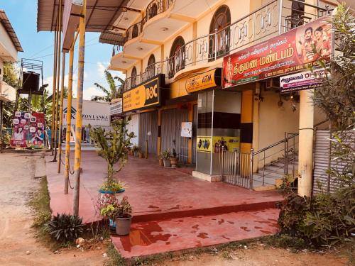 贾夫纳Nallur Mylooran Arangam的大楼前空的街道