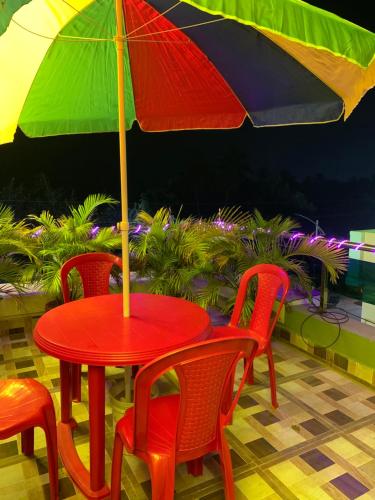 科纳卡SAND CASTLE的庭院里配有桌椅和遮阳伞