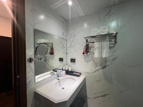 河内A25 Hotel - 187 Trung Kính的白色的浴室设有水槽和镜子