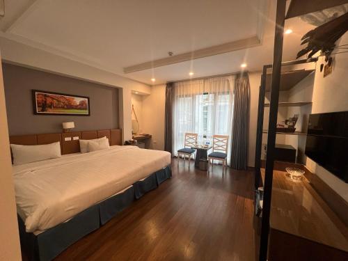 河内A25 Hotel - 187 Trung Kính的一间卧室设有一张大床和一个大窗户