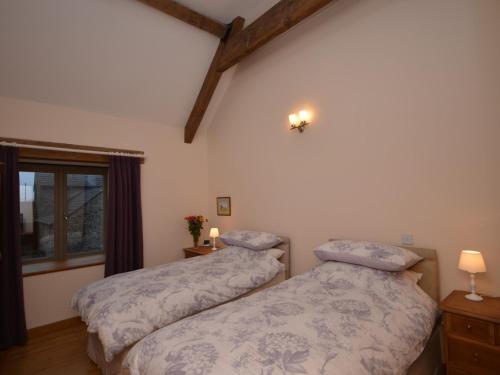 Chewton Mendip3 Bed in Wells 55232的一间卧室设有两张床和窗户。