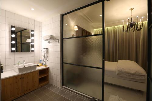 大邱February Hotel SeongSeo的带淋浴和盥洗盆的浴室