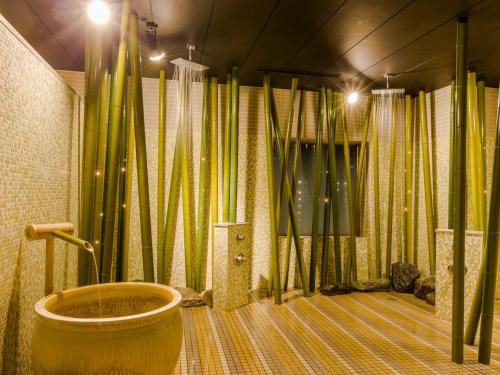 千叶The QUBE Hotel Chiba的浴室配有竹窗帘和浴缸。