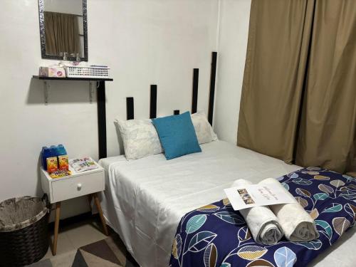 苏瓦Cozy bedroom in Suva的一间卧室配有一张带蓝色和白色枕头的床